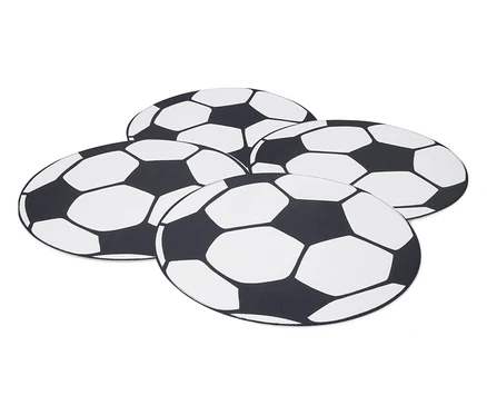 Vier runde Fussball-Untersetzer mit schwarzem und weissem Muster liegen übereinander.