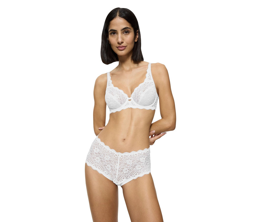 Frau trägt weißen Spitzen-BH und passende Spitzen-Shorts.