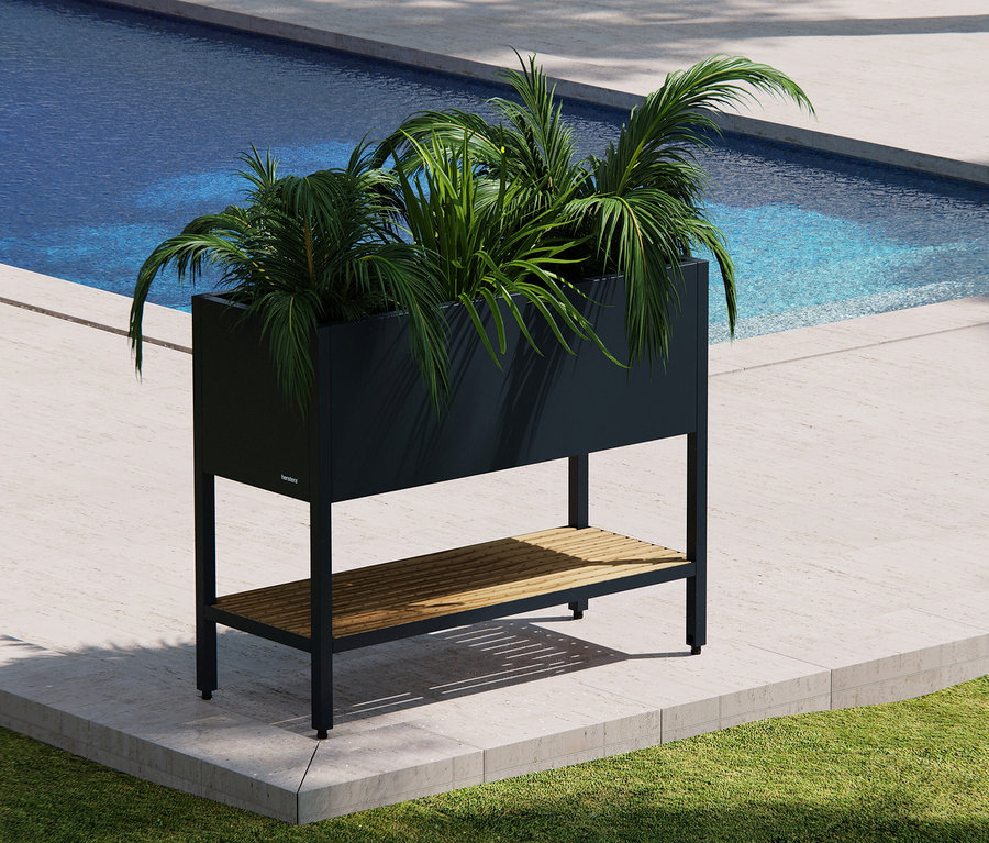 Schwarzer Pflanzkasten mit Holzablage vor einem Pool.