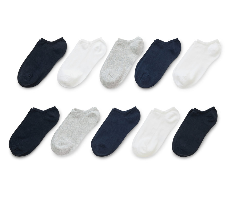 Zehn Socken in Marineblau, Weiß und Grau sind aufgereiht.