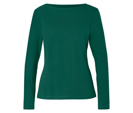 Grünes geripptes Langarmshirt mit U-Boot-Ausschnitt.