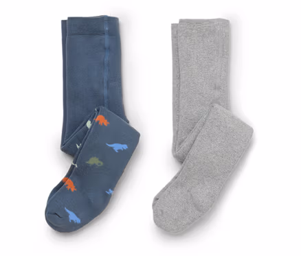 Zwei gefaltete Strumpfhosen liegen auf einem weißen Hintergrund. Eine ist grau, die andere blau mit Dinosauriern.