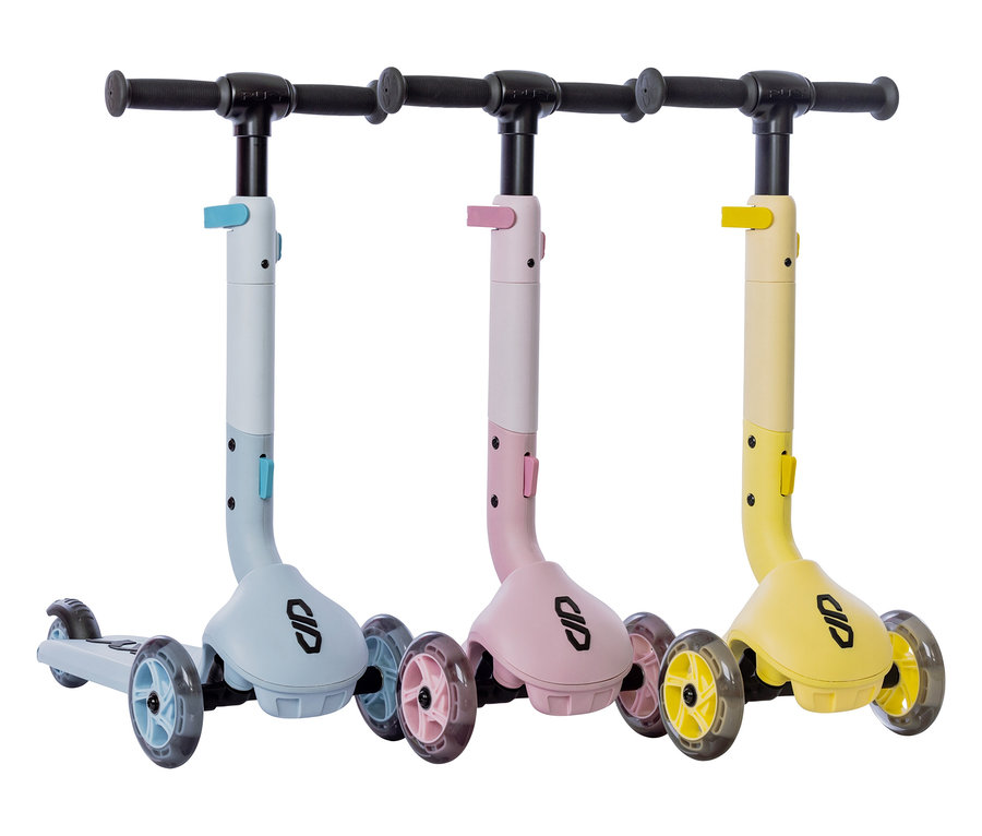 Drei PUKY Roller PUSH in Blau, Rosa und Gelb stehen nebeneinander vor einem weißen Hintergrund.