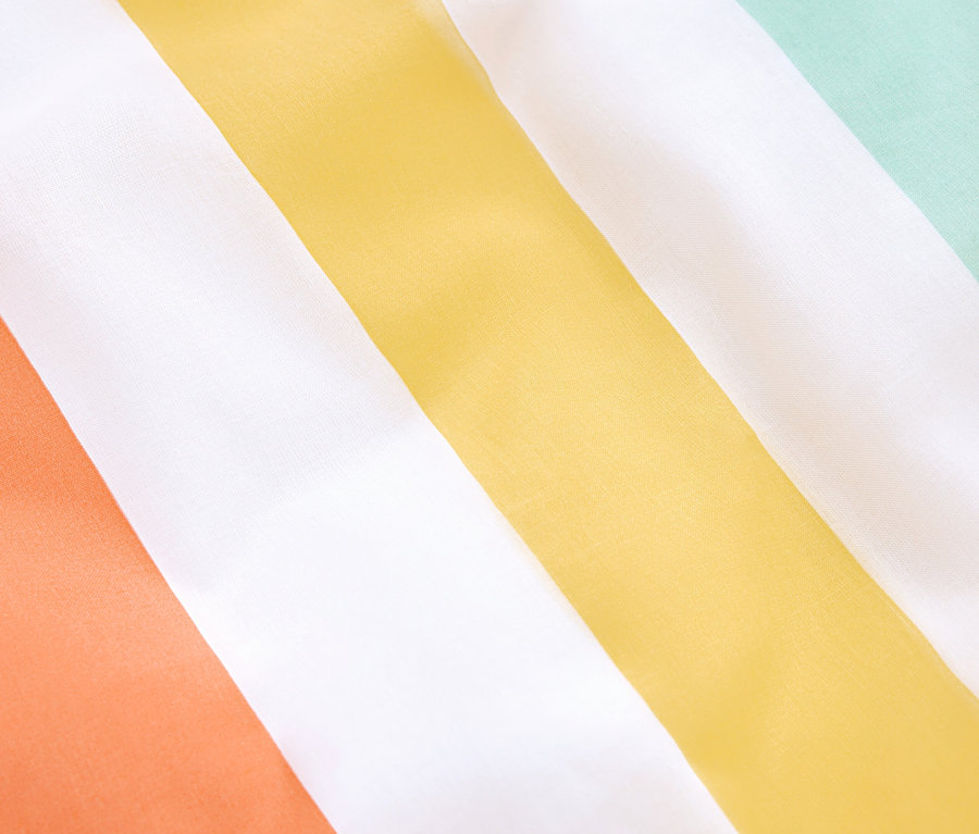 Nahaufnahme von diagonal verlaufenden Streifen in Orange, Weiß, Gelb und Mintgrün.