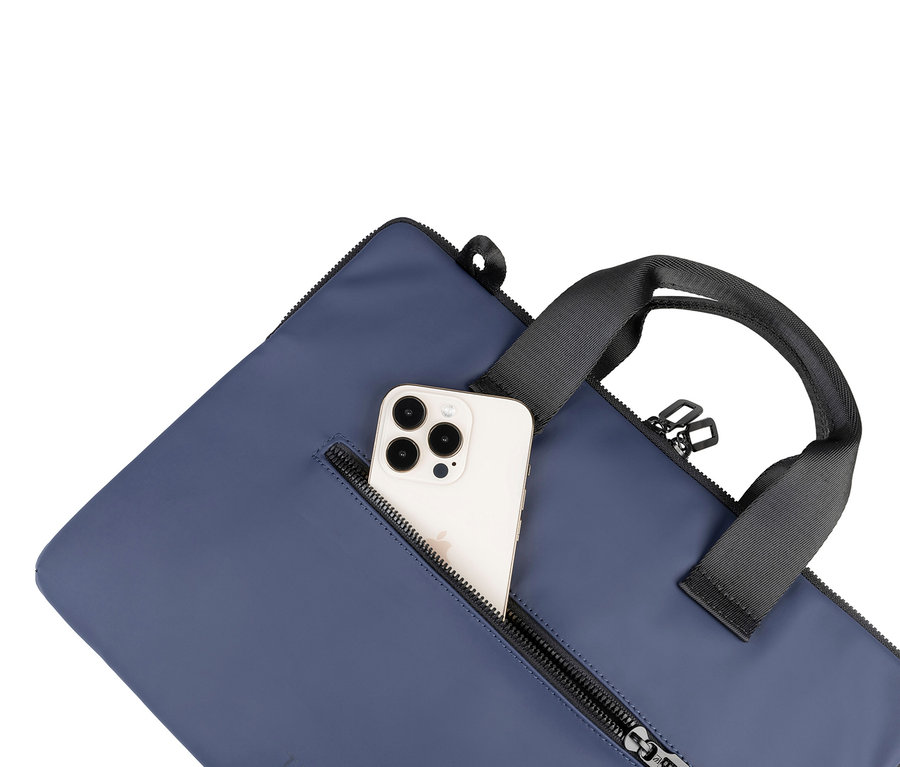 Nahaufnahme einer blauen Laptoptasche mit einem Smartphone in der Reißverschlusstasche.
