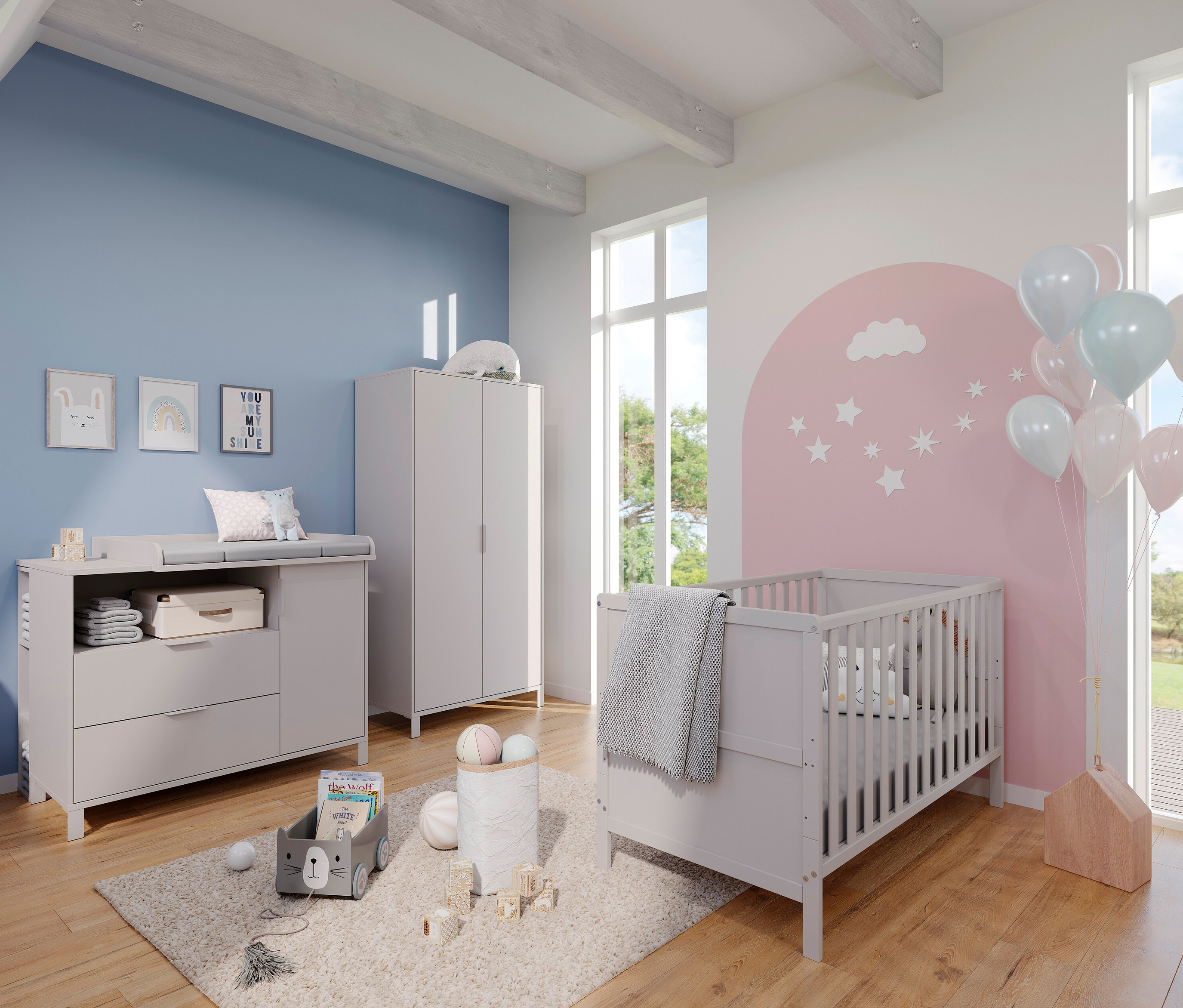Babyzimmer mit Wickelkommode, Kleiderschrank und Gitterbett in Grau, dekoriert mit Ballons und Spielzeug.