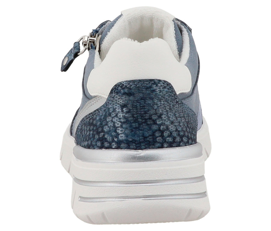 Rückansicht eines blauen Sneakers mit weißer Sohle und Schlangenmuster an der Ferse.