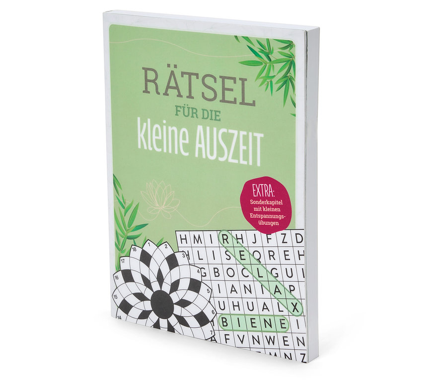 Ein Rätselbuch mit dem Titel "Rätsel für die kleine Auszeit" liegt auf einem Tisch. Das Buch hat ein grünes Cover mit weißer Schrift und einem Bild von Bambusblättern.