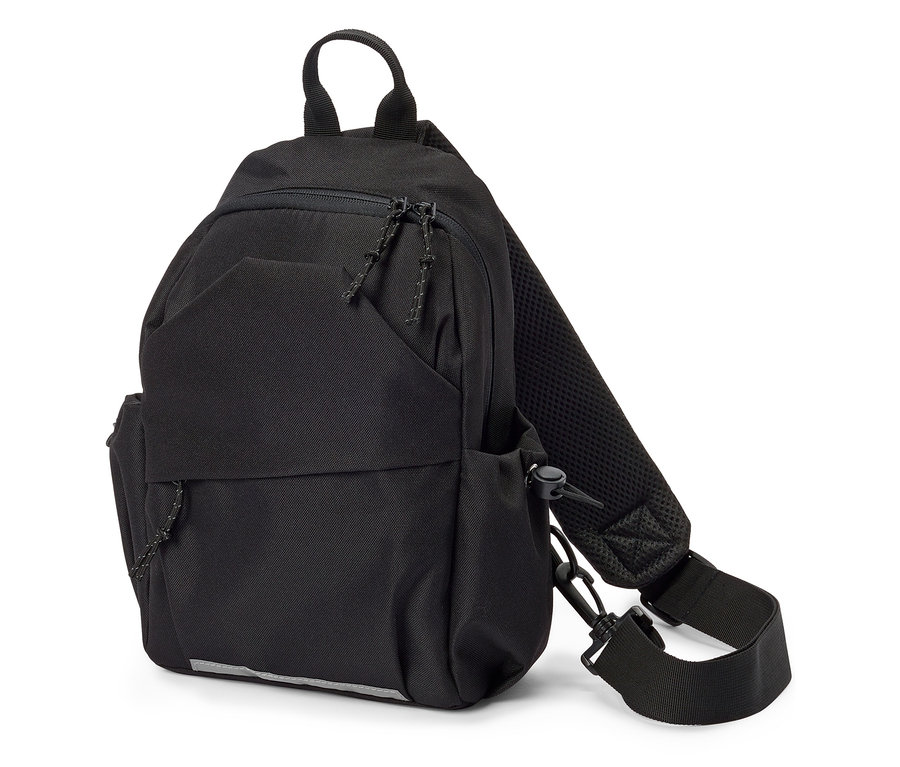 Schwarzer Sling-Rucksack mit mehreren Fächern und verstellbarem Träger.