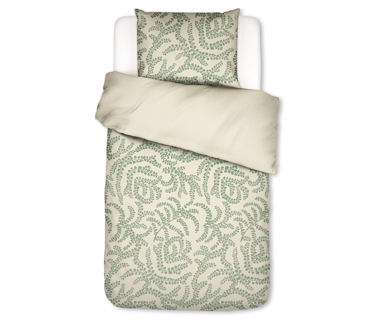 Essenza Satin-Bettwäsche »Eleria«, Normalgröße. Cremefarbene Bettwäsche mit grünem Blättermuster auf Kissen und Decke, die umgeschlagen eine unifarbene Innenseite zeigt.