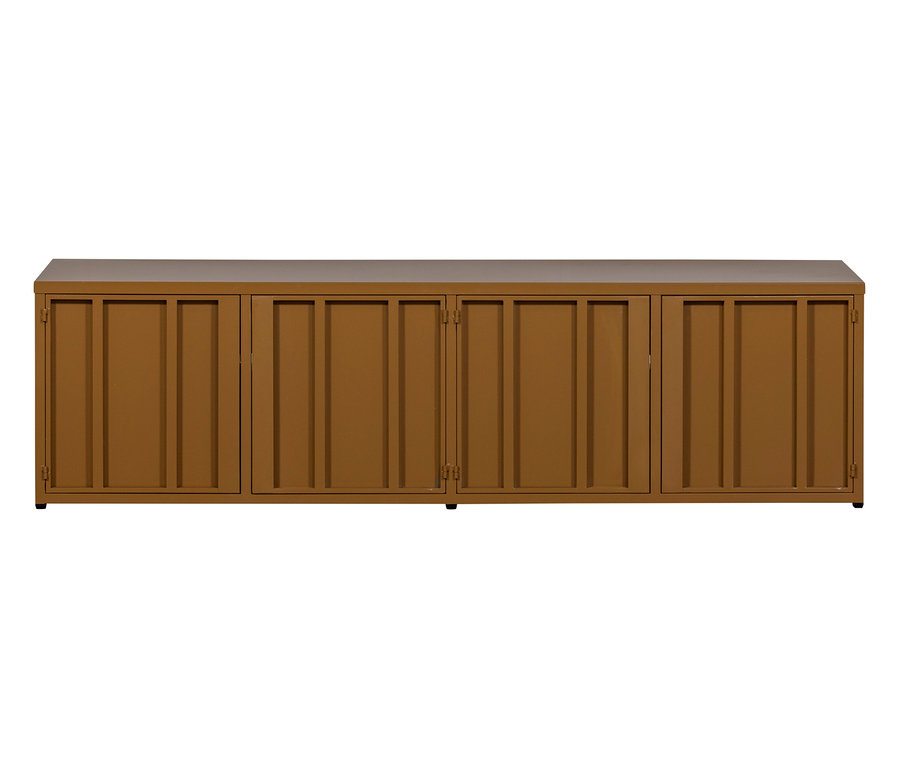 Ein langer, ockerfarbener Schrank mit vier Türen steht vor einem weißen Hintergrund.