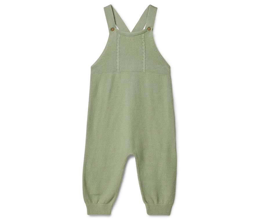 Ein einzelner, hellgrüner, gestrickter Baby-Overall mit Trägern liegt auf einem weißen Hintergrund.