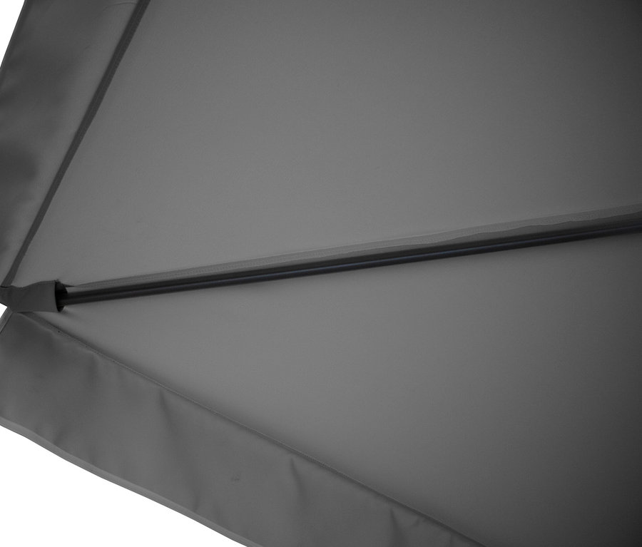 Nahaufnahme der Unterseite eines grauen Sonnenschirms mit Metallstreben.