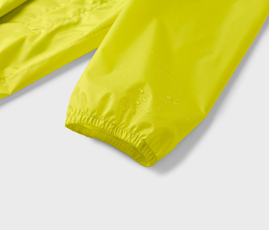 Nahaufnahme vom Ärmel einer gelben Regenjacke mit Wassertropfen.