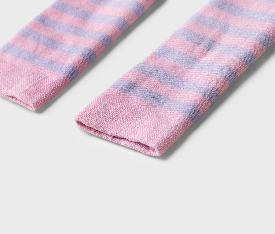 Nahaufnahme von zwei geringelten Socken in Rosa und Lila auf einem weißen Hintergrund.