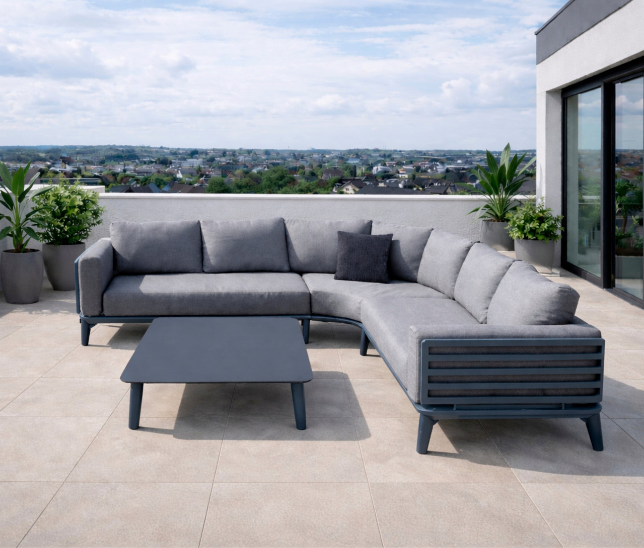 Anthrazitfarbene Leco Lounge-Ecke »Moss« mit Tisch auf einer Dachterrasse mit Ausblick.