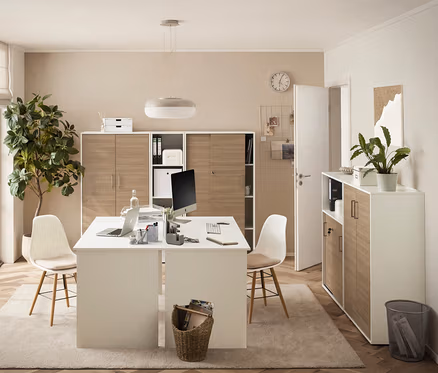 Büro mit Schreibtisch, Stühlen und großem, matt weiß/canello »Metz« Aktenschrank mit 2 Schiebetüren.