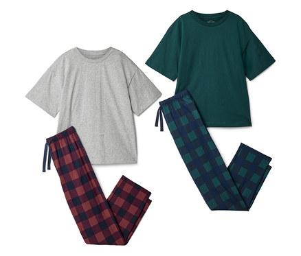 Zwei Pyjama-Sets liegen nebeneinander, bestehend aus einem grauen und einem grünen T-Shirt sowie karierten Hosen in Rot und Blau.