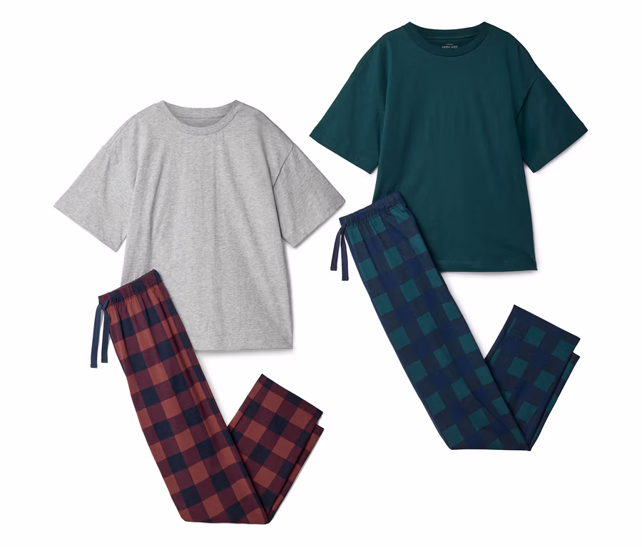 Zwei Pyjama-Sets liegen nebeneinander, bestehend aus einem grauen und einem grünen T-Shirt sowie karierten Hosen in Rot und Blau.