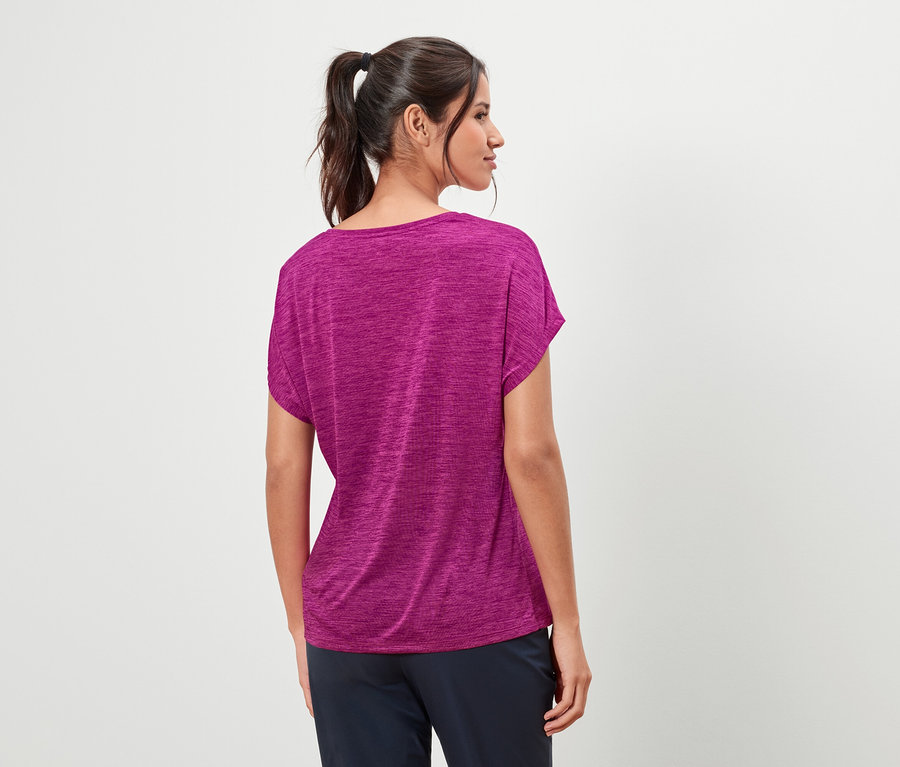 Rückansicht einer Frau mit einem Pferdeschwanz, die ein kurzärmeliges, pinkfarbenes Oberteil und eine dunkle Hose trägt.