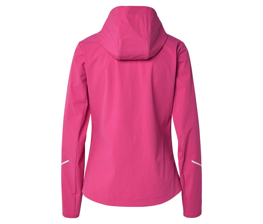 Rückansicht einer pinkfarbenen Softshelljacke mit Kapuze.