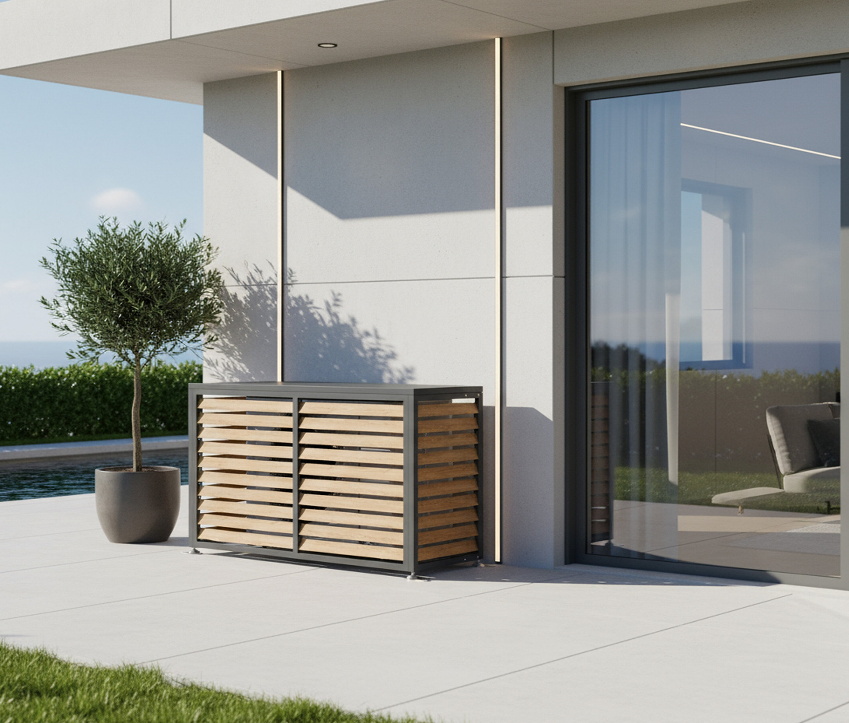 Eine graue Kiste mit Holzlatten steht auf einer Terrasse neben einem Olivenbaum im Topf.