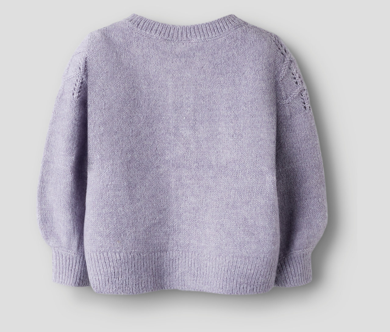 Nahaufnahme der Rückseite einer lila NAME IT Strickjacke.