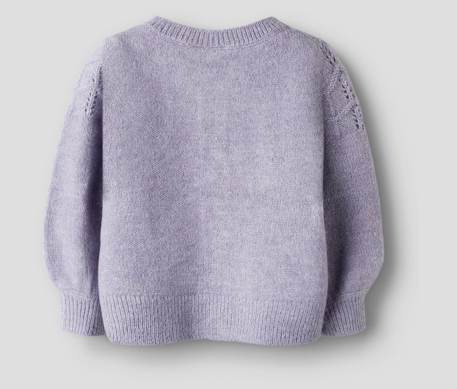 Nahaufnahme der Rückseite einer lila NAME IT Strickjacke.