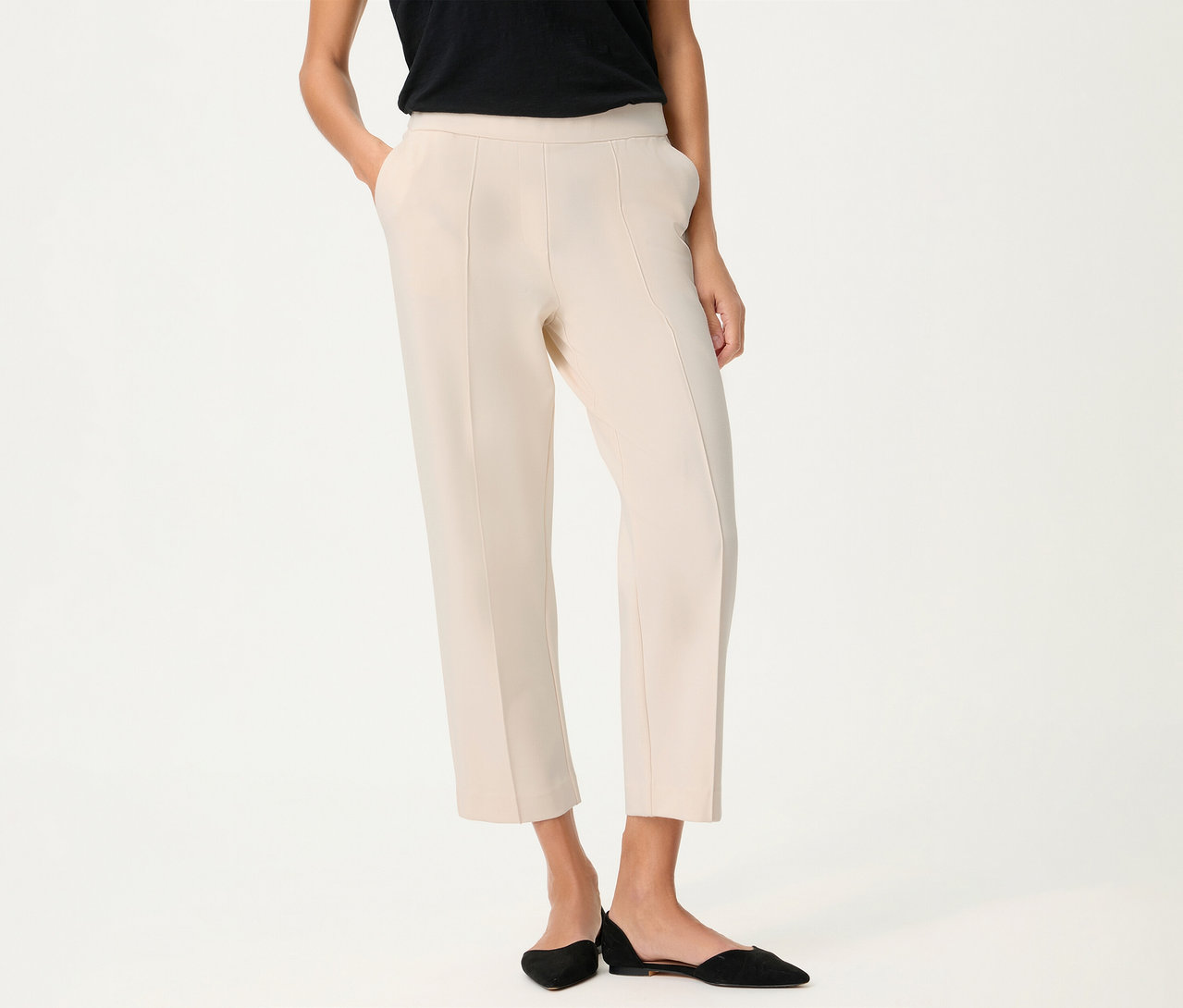Frau mit Olsen Leinen-Hose, cropped, und schwarzen Schuhen. Hose ist hellbeige und hat Taschen.