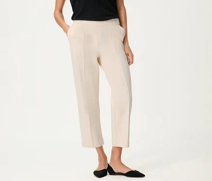 Frau mit Olsen Leinen-Hose, cropped, und schwarzen Schuhen. Hose ist hellbeige und hat Taschen.