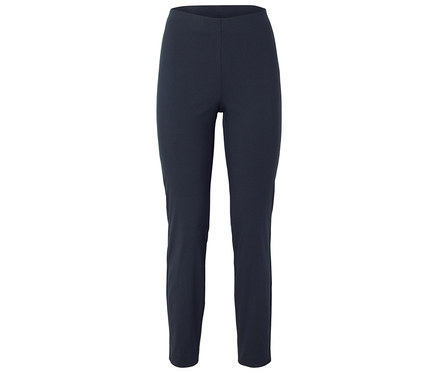 Dunkelblaue, enge Stoffhose vor weißem Hintergrund.
