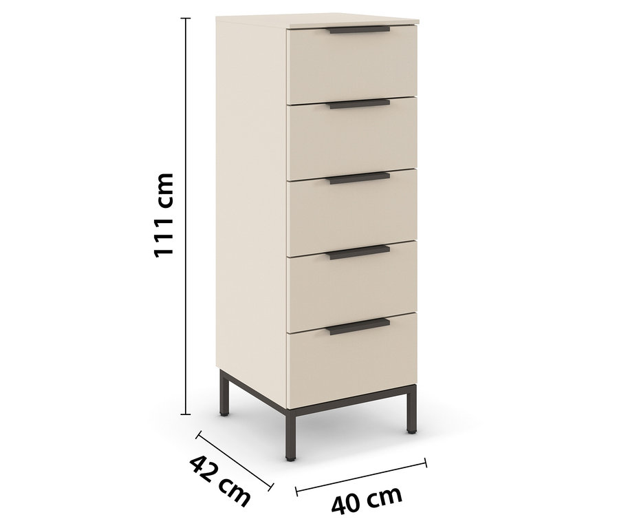 Cremefarbene Kommode mit fünf Schubladen und dunklen, rechteckigen Griffen. Die Kommode steht auf einem dunklen Gestell mit vier Füßen. Die Maße sind 111 cm Höhe, 42 cm Breite und 40 cm Tiefe.