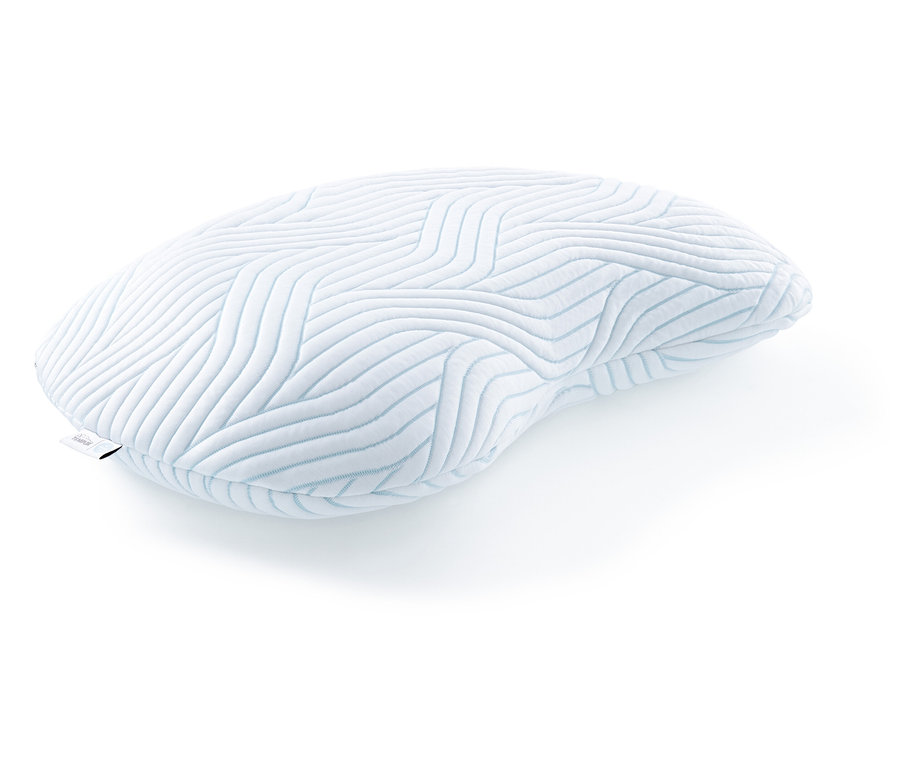 Ein TEMPUR Curve SmartCool™ Schlafkissen, Größe S oder M, liegt auf einem weißen Untergrund.