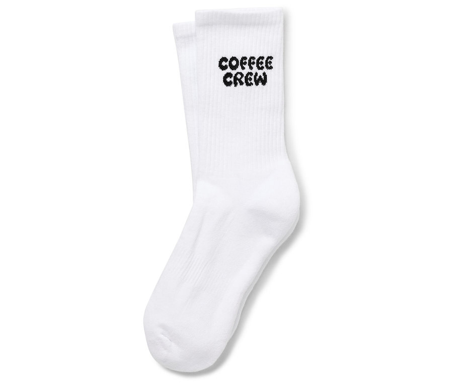 Ein Paar weiße Socken mit dem Aufdruck "Coffee Crew".