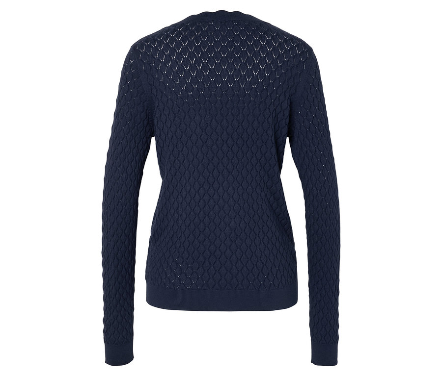 Dunkelblaue Strickjacke mit Lochmuster, von hinten fotografiert.