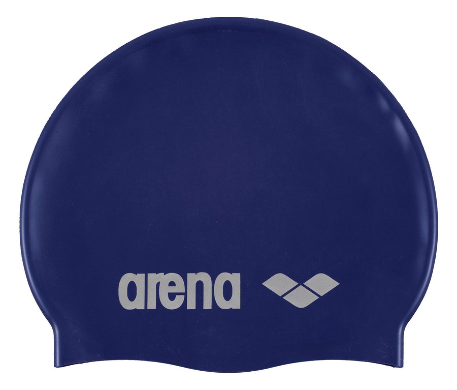Eine dunkelblaue Badekappe der Marke Arena liegt auf einem weißen Hintergrund.