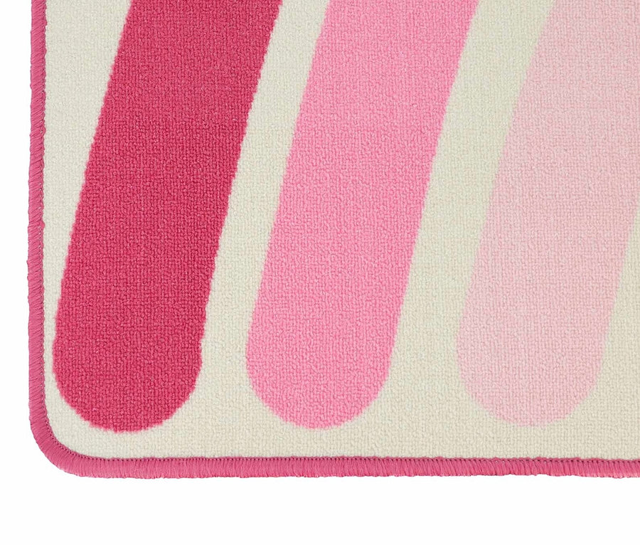 Detailansicht eines rosa Kinderteppichs »Rainbow« mit abgerundeten Streifen in verschiedenen Rosatönen.