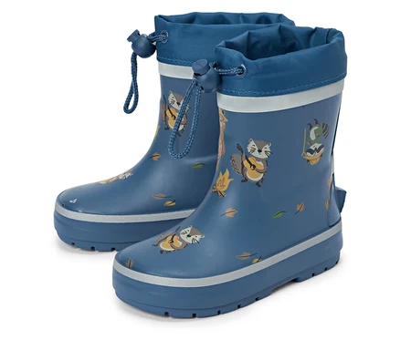 Ein Paar blaue Gummistiefel mit Kordelzug und Waschbär-Motiven stehen auf einem weißen Hintergrund.