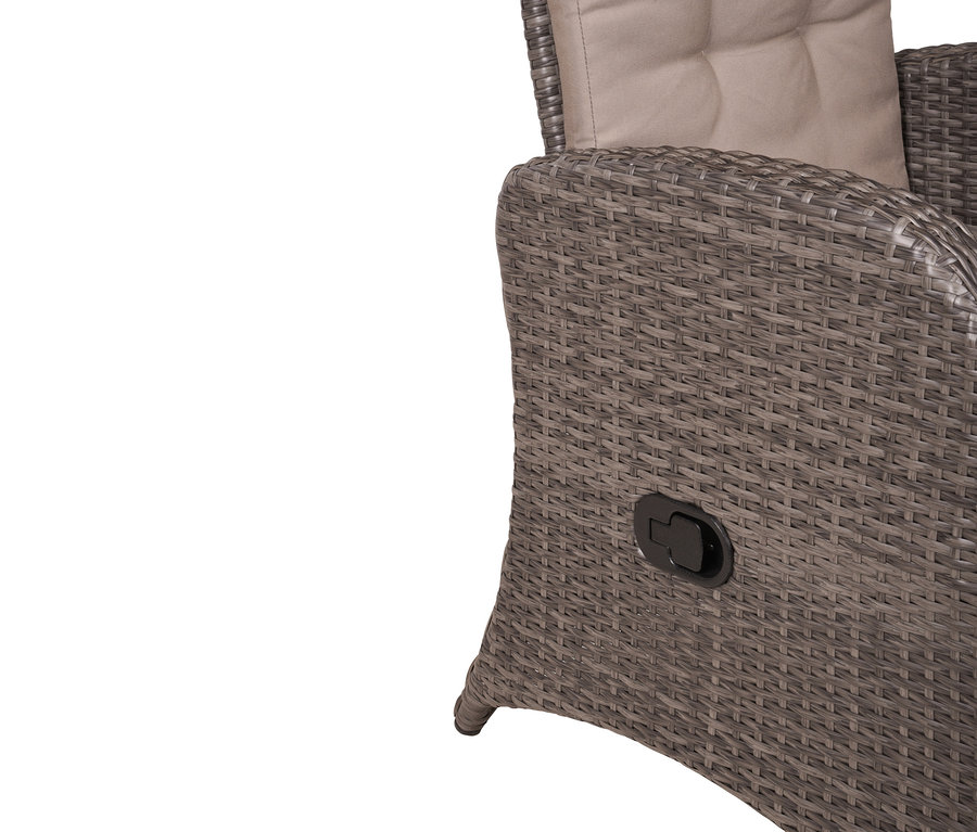 Detailansicht eines grauen Korbsessels mit beigem Kissen und schwarzem Hebel.