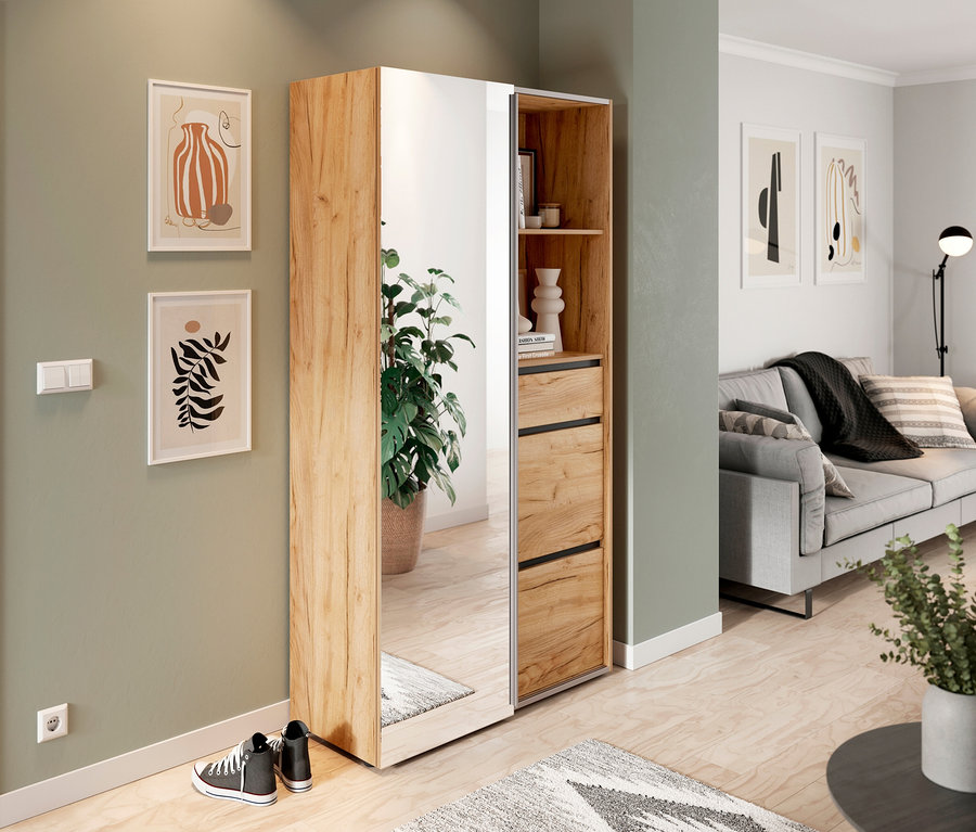 Im Wohnzimmer steht die Kompaktgarderobe »Aledo« mit Spiegel neben Bildern und Schuhen.