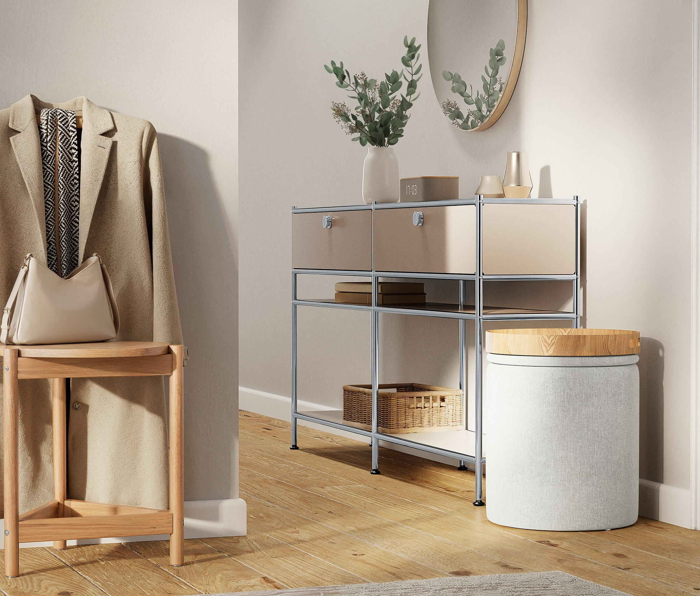 Ein beiger Mantel hängt an einer Wand neben einem Hocker mit einer Handtasche darauf. Daneben steht ein Regal mit Schubladen und ein runder Hocker.