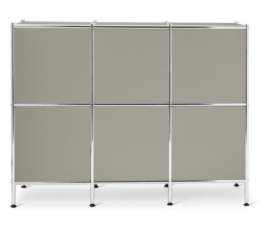 Ein graues modulares Regal mit sechs Fächern und einem Chromrahmen steht auf einem weißen Hintergrund.