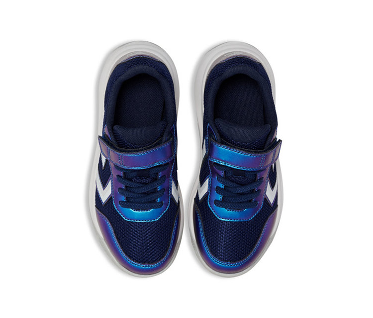 Ein Paar dunkelblaue Mesh-Sneaker mit irisierenden blau-violetten Akzenten, weißen Sohlen, weißen Chevron-Streifen an den Seiten und einem Klettverschluss über den dunkelblauen Schnürsenkeln.
