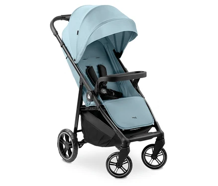 Hellblauer hauck Buggy »Shop N Care« mit schwarzem Gestell, Verdeck und Sicherheitsgurt.