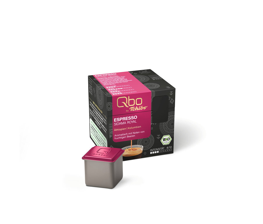 Eine schwarz-pinke Packung Qbo Espresso SIDAMA ROYAL Kaffeekapseln mit einer grauen Kapsel mit pinkem Deckel davor.