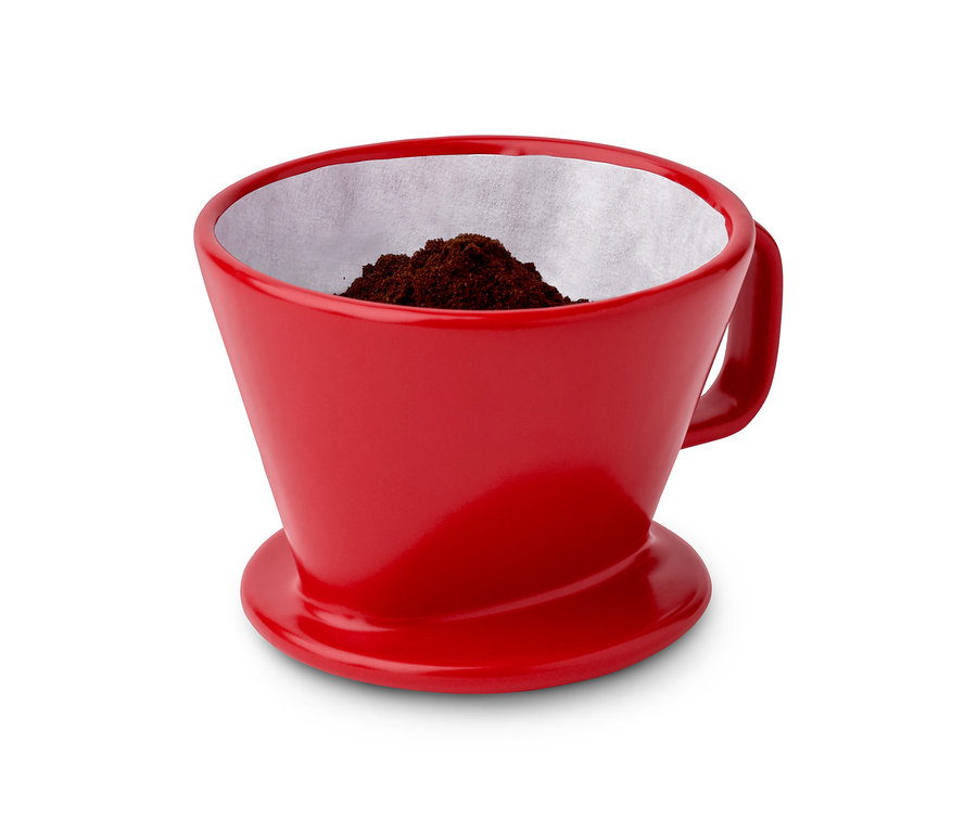 Ein roter Kaffee Handfilter Gr. 2 mit Kaffeepulver.