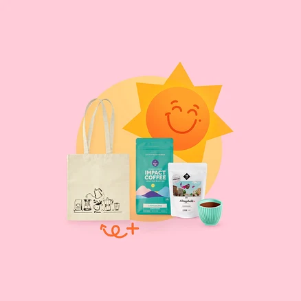 Beige Stofftasche mit Kaffeemotiven, türkise Kaffeepackung "IMPACT COFFEE LIMMU BLEND", weiße Kaffeepackung "Alltagsheld:in", türkise Tasse mit Kaffee und lächelnde Sonne auf rosa Hintergrund.
