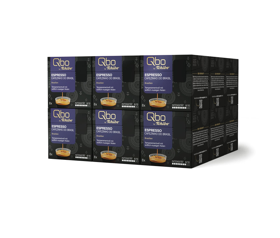 Ein großer Stapel Qbo Espresso CAFEZINHO DO BRASIL Kapselpackungen, jede mit 8 Kapseln, einer Tasse Espresso und der Angabe 'Intensität 8/10'.