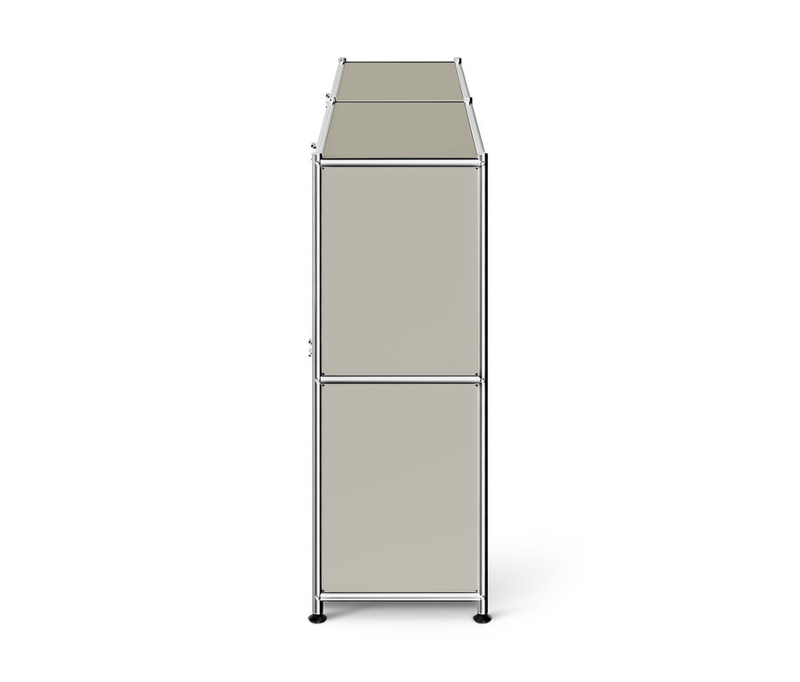 Hoher, schmaler Schrank mit modularem Design, verchromtem Metallrahmen und hellgrauen Paneelen, auf einem weißen Hintergrund.