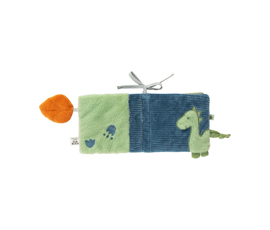 Ein weiches Baby-Fühlbuch, links hellgrüner Plüsch mit blauen Pfotenabdrücken und einem orangefarbenen Blatt, rechts blauer Cord mit einem grünen Plüsch-Dinosaurier. Oben ist eine graue Schleife gebunden.